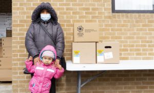 María Luisa Díaz y su hija Adilene en la despensa de alimentos de la glesia Evangélica Emanuel.