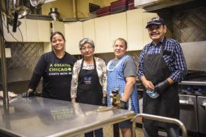 Voluntarios del comedor comunitario en St. Pius. De izquierda a derecha Socorro Zapata, Gloria Flores, Andrea Campos y Mario Alberto Luna 