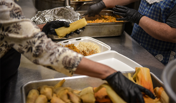 Voluntarios de St. Pius preparando la comida para el día