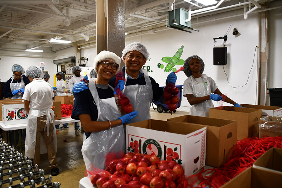 volunteers pack apples